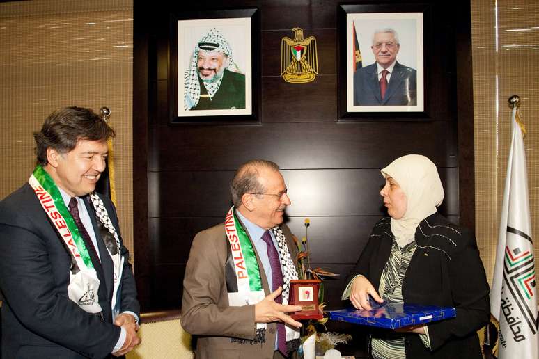 <p>Tarso Genro e a&nbsp;governadora do Ramala, Laila Hanan</p>