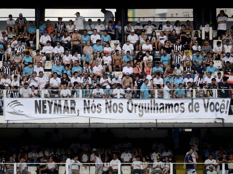 Santistas apoiaram Neymar na Vila Belmiro