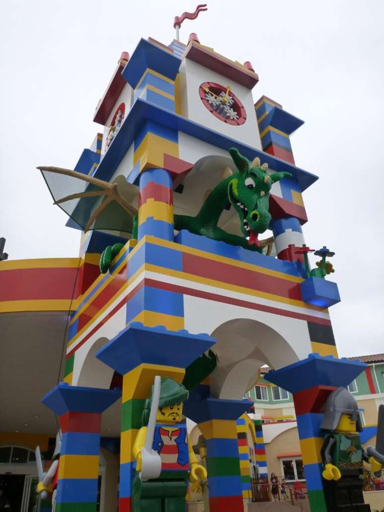 <p>Para quem sempre sonhou em passar a noite na Legoland, na Califórnia, nos Estados Unidos, uma boa notícia: acada de inaugurar o primeiro hotel de Lego do continente</p>