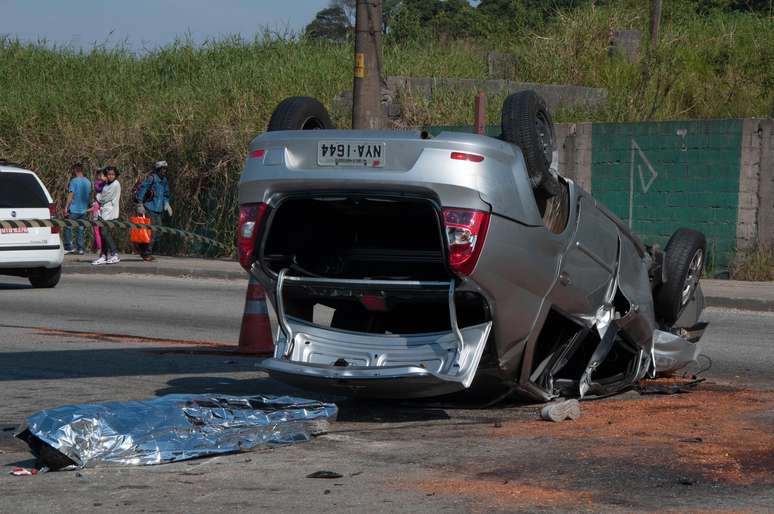 Bandidos bateram em outro carro enquanto fugiam