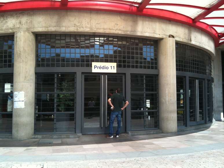 Ricardo Cordeiro se deparou com a porta fechada do prédio 11 da PUC-RS, local de provas do Exame da Ordem neste domingo