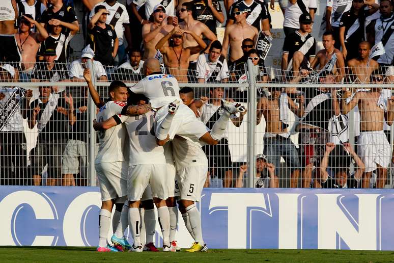 <p>O Corinthians garantiu neste domingo a classificação para a semifinal do Campeonato Paulista ao golear a Ponte Preta por 4 a 0 no Estádio Moisés Lucarelli</p>