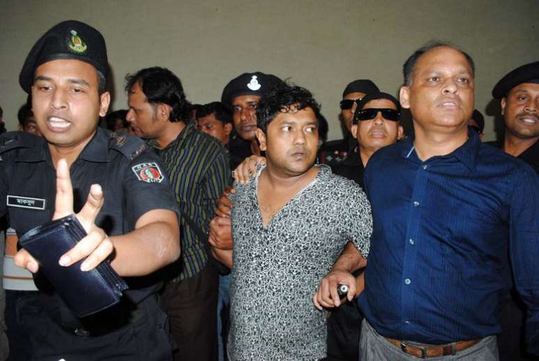<p>Após ser preso tentando fugir para a ìndia, Rana (centro) foi apresentado em uma coletiva de imprensa em Daca</p>