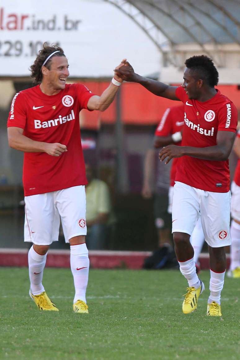 Forlán cumprimenta Willians, que fez um belo gol