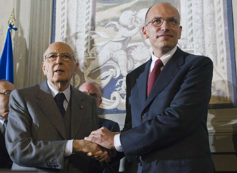 Letta (dir.) cumprimenta o presidente italiano, Giorgio Napolitano, durante a cerimônia de posse, em Roma