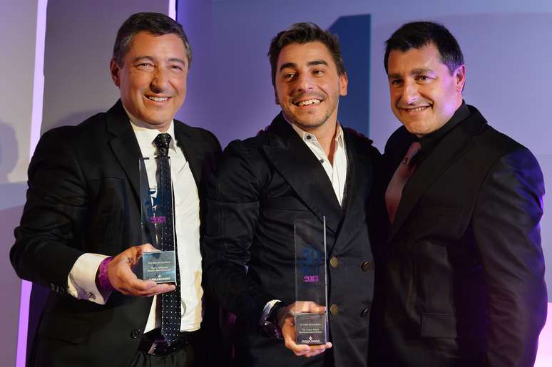 <p>Os irmãos Joan, Josep e Jordi Roca, do vencedor El Celler de Can Roca, recebem o prêmio de melhor restaurante do mundo durante evento nesta segunda-feira (29)</p>
