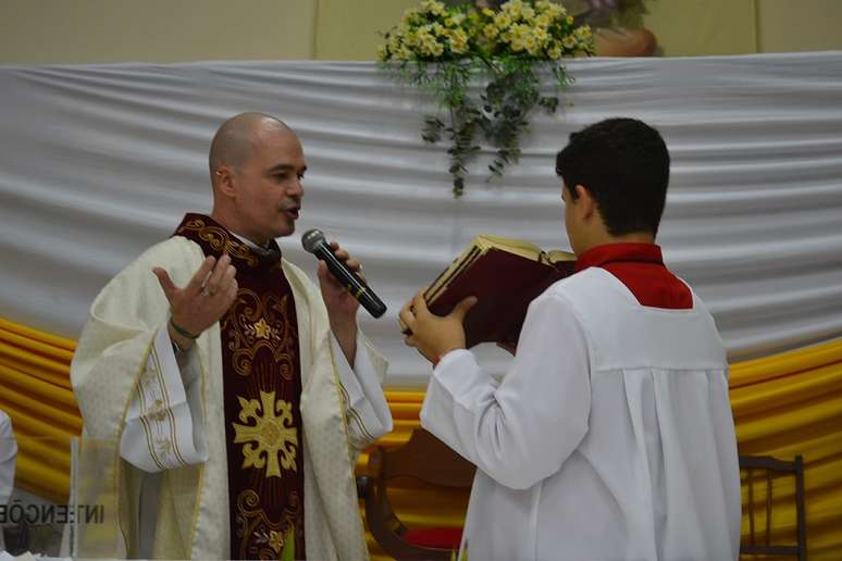 <p>Em redes sociais,o padre contestou os princ&iacute;pios morais conservadores da Igreja e opinou sobre assuntos considerados pol&ecirc;micos entre os fi&eacute;is</p>