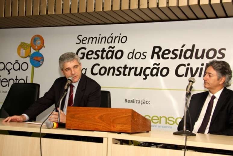 <p>Secretário do meio ambiente de Porto Alegre, Luiz Fernando Záchia (E), e o ex-secretário estadual do meio ambiente, Berfran Rosado, estão entre os detidos em operação da Polícia Federal</p>