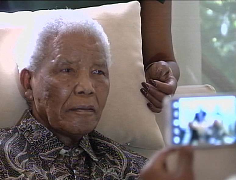 <p>São as primeiras imagens do ex-presidente sul-africano Nelson Mandela desde agosto de 2012</p>