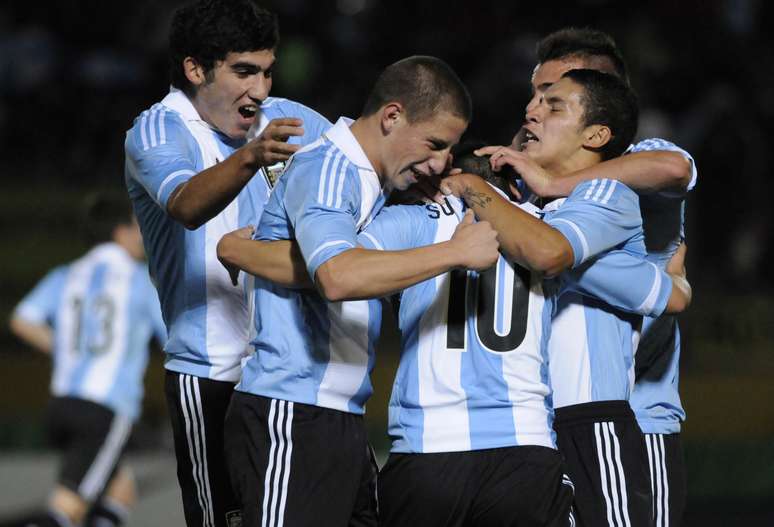 Argentina sofreu empate no fim, mas mesmo assim comemorou o título em casa
