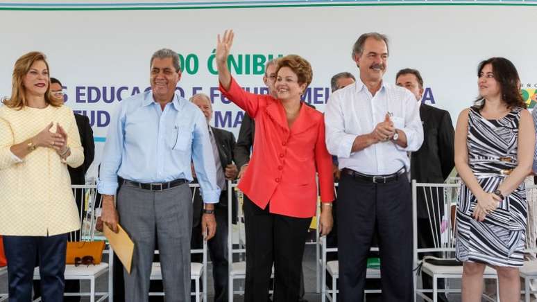 Ao lado do ministro da Educação, Aloizio Mercadante (dir.), a presidente Dilma participou da entrega de ônibus escolares em Campo Grande (MS)