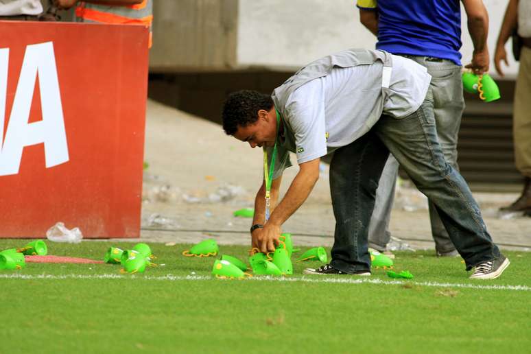 <p>Durante Campeonato Baiano, torcida do Bahia jogou caxirolas no gramado</p>