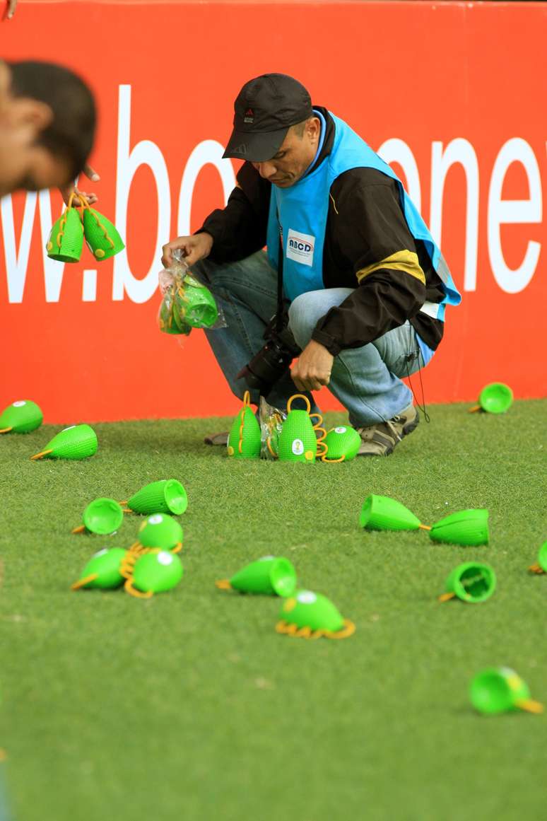 <p>Instrumentos musicais foram atirados no campo em partida que terminou com a derrota do Bahia para o Vitória, por 2 a 1, no último domingo</p>