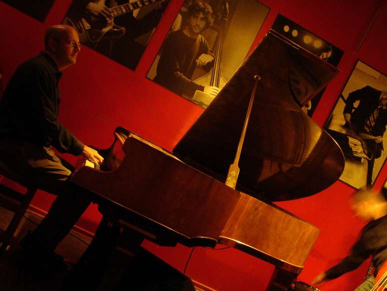 Com jazzistas que se apresentam diariamente e uma biblioteca à disposição dos clientes, o Thelonious é um dos destaques da cena musical de Santiago