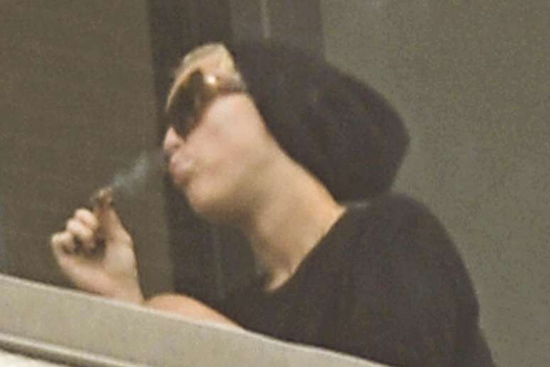 Miley Cyrus é clicada fumando cigarro suspeito; veja fotos