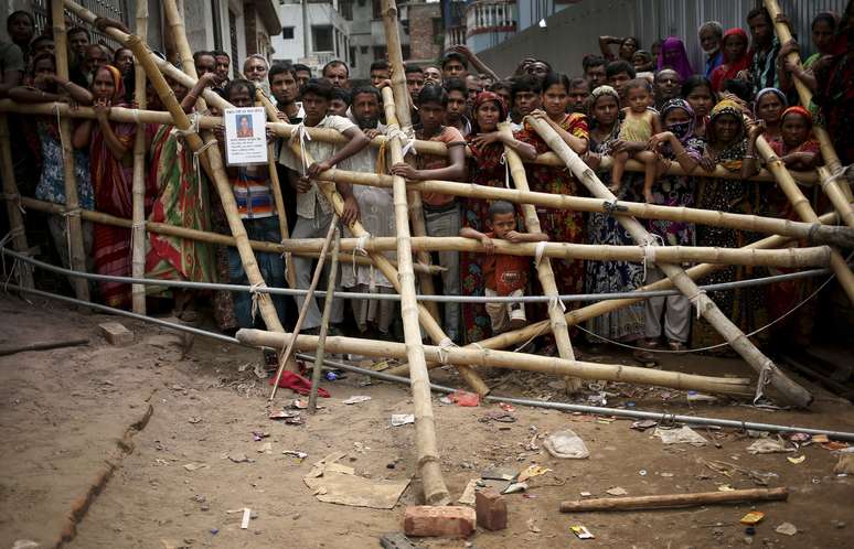 Multidão cerca o local do desabamento que deixou mais de 260 mortos em Bangladesh