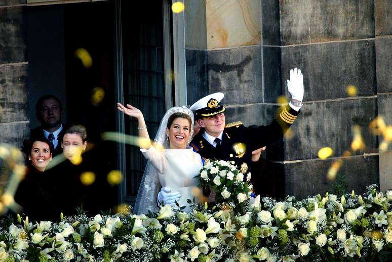 Máxima Zorreguieta e Willem-Alexander acenam para o público na sacada do Palácio Real após se casarem em Amsterdã no dia 2 de fevereiro de 2002