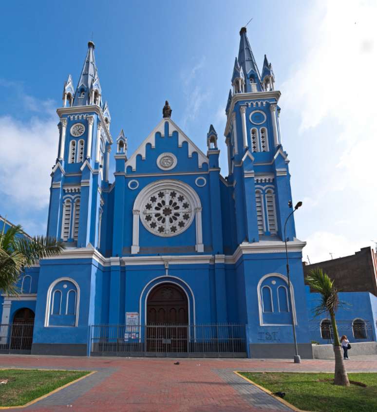 A capital do Peru sofreu grandes terremotos ao longo da história, por isso nem todas as construções históricas continuam de pé até hoje. Um dos monumentos que sobreviveram à passagem do tempo foi a igreja de La Recoleta, no centro da cidade. Inaugurada em 1606, ela também é conhecida  como Paróquia dos Sagrados Corações 