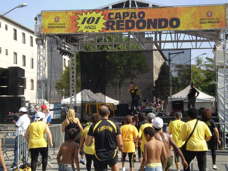 <p>Público se diverte com uma das atrações no palco montado na rua Marmeleira da Índia, no Capão Redondo</p>