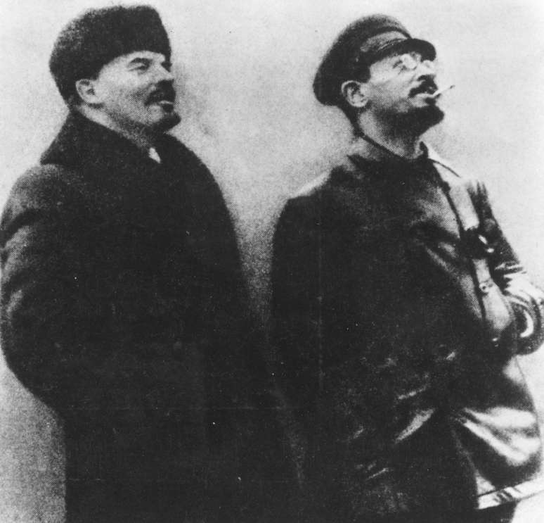 1917: Vladimir Ilyich Lenin (1870-1924) e Leon Trotsky (1879-1940) durante a revolução bolchevique