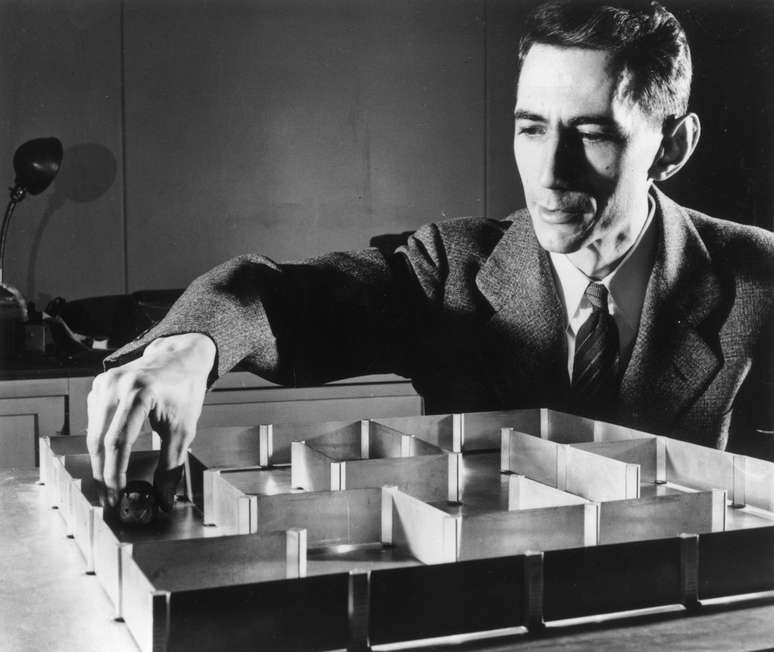 Shannon e seu famoso rato Teseu, com o qual fez experimentos em labirintos - alguns dos primeiros testes em inteligência artificial