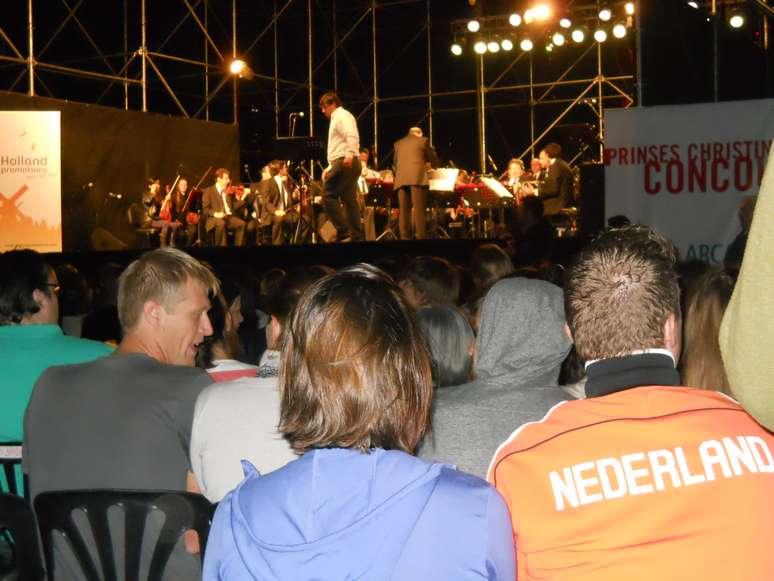 Holandeses acompanham a apresenta&ccedil;&atilde;o na noite de segunda-feira