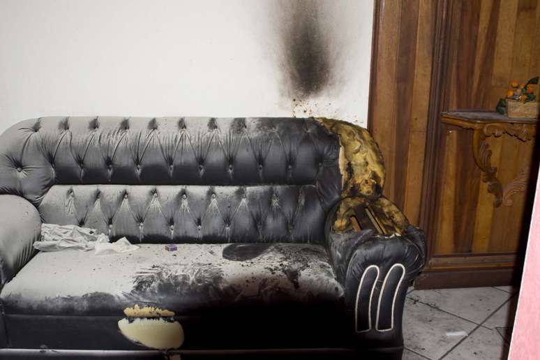 <p>Sofá do consultório odontológico onde a vítima foi incendiada ainda mostra marcas da violência</p>