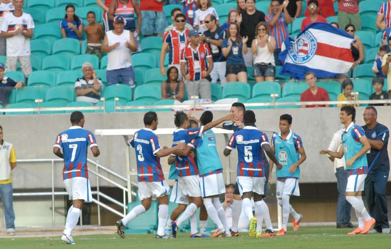 <p>Bahia comemora um dos gols da vit&oacute;ria na Arena Fonte-Nova</p>