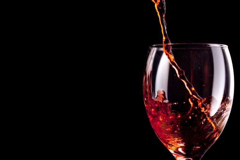 <p>Consumir bebidas alcoólicas pode proteger contra reumatite</p>