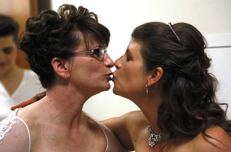 <p>Fran (dir.) e Anna Simon se beijam logo ap&oacute;s a meia-noite de quarta-feira em Denver, no Colorado. Elas se tornaram o primeiro casal a oficializar sua uni&atilde;o ap&oacute;s a entrada em vigor da lei que reconhece os direitos dos casais homossexuais no Estado. A lei estadual foi aprovada em mar&ccedil;o deste ano</p>