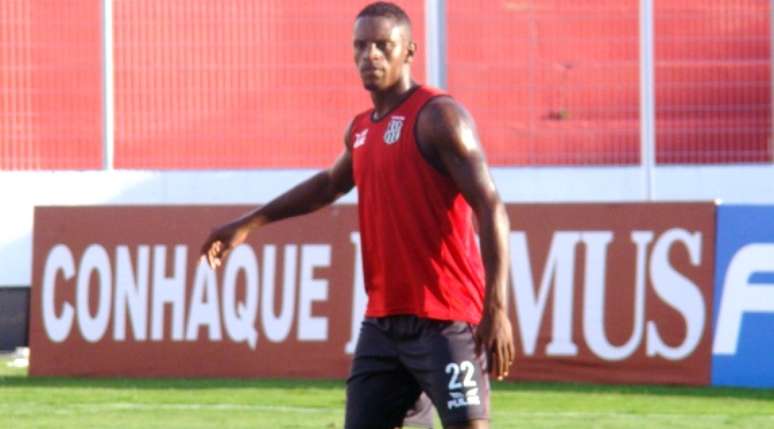 Interesse de rivais por Cleber fez a equipe da Ponte correr em busca de reforços para o setor defensivo