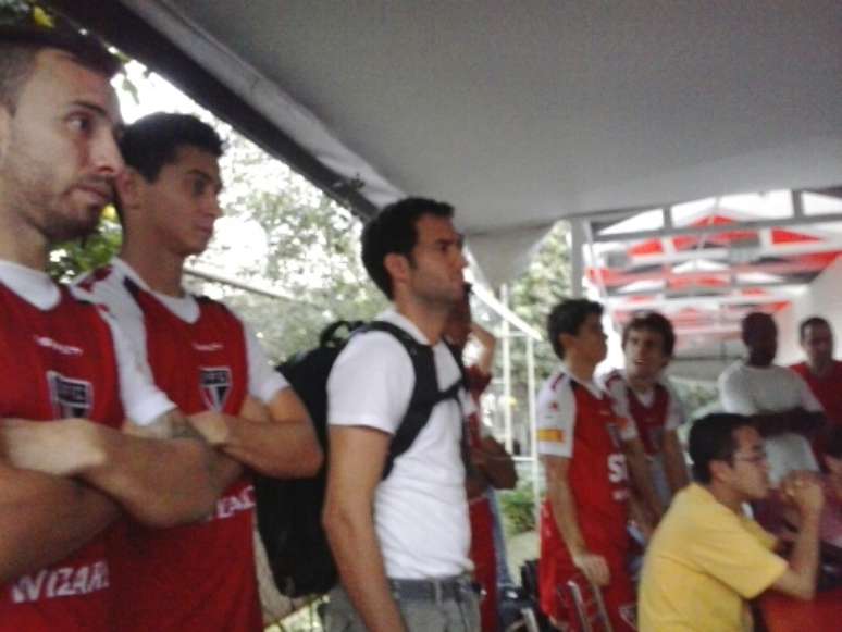 Jogadores do S&atilde;o Paulo pararam para ver a classifica&ccedil;&atilde;o do Borussia