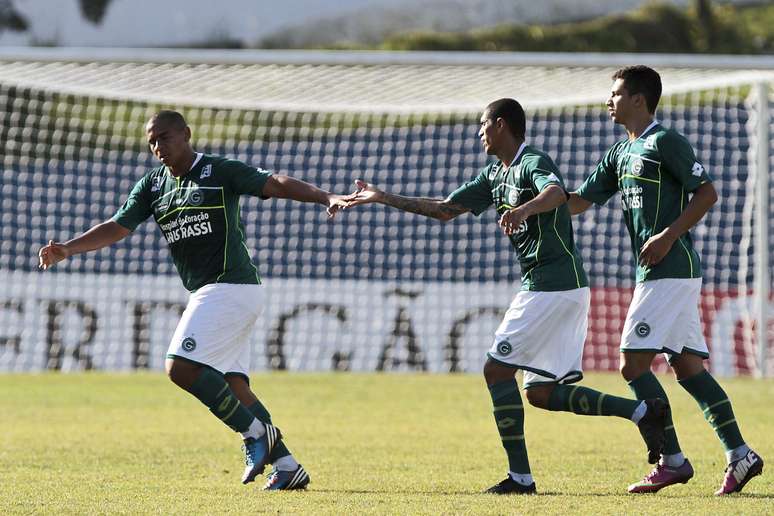 Jogadores do Goiás festejam gol de Walter na vitória contra o Santo André