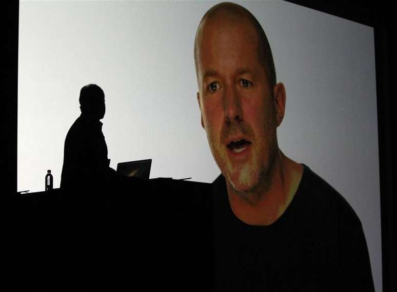 Jonathan Ive comanda o design de hardware e software da Apple