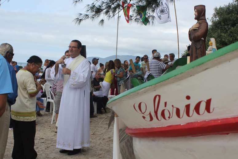 Uma missa na areia da praia marcou o Dia do Trabalhador e a abertura da temporada das tainhas na manhã desta quarta-feira em Florianópolis