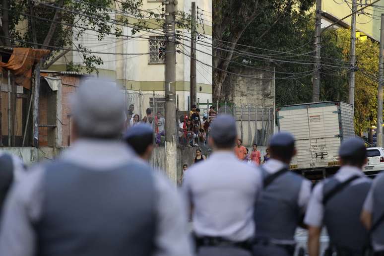 ônibus foi queimado em protesto depois que dois homens foram presos após tentarem assaltar um policial militar na zona oeste de São Paulo