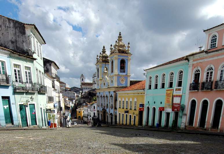 <p><strong>Centro Hist&oacute;rico:&nbsp;</strong>primeira capital do Brasil, entre 1549 e 1763, Salvador foi um ponto de converg&ecirc;ncia das diversas culturas que formam a hist&oacute;ria do Pa&iacute;s</p>