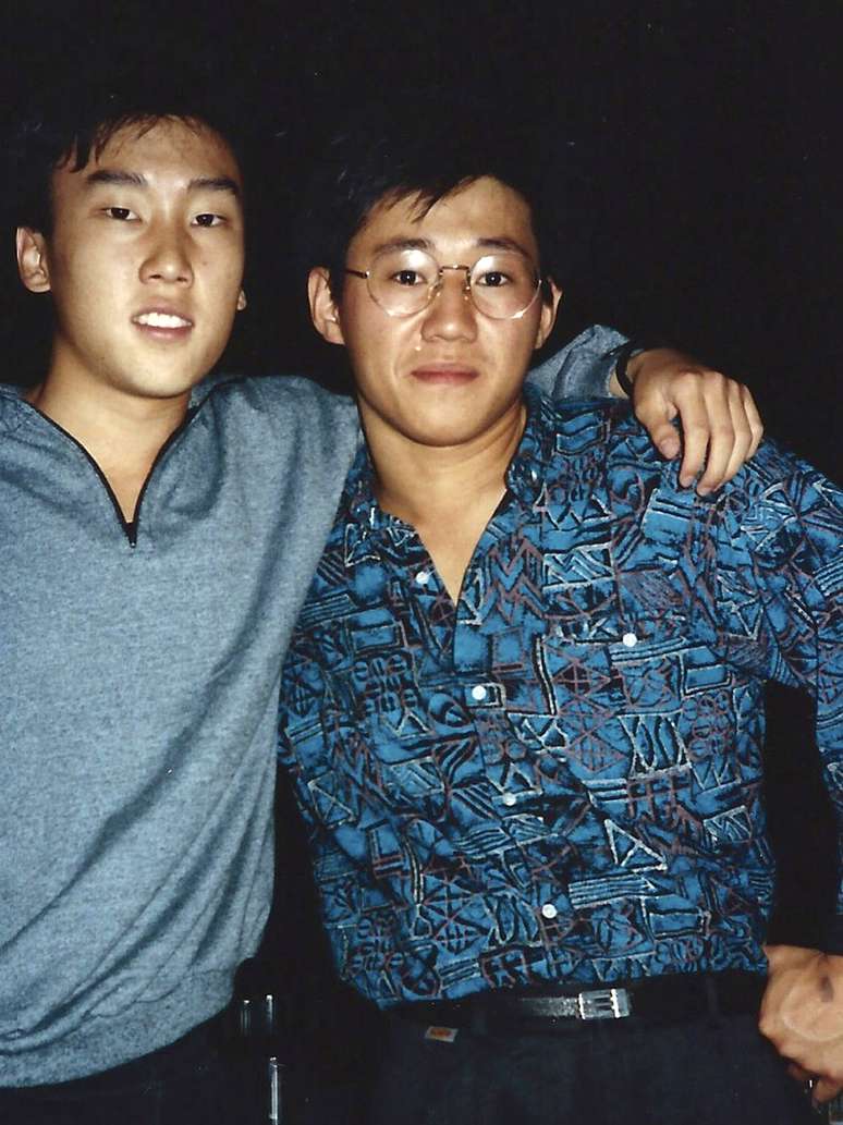 Imagem de 1998 mostra Kenneth Bae (dir.) e Bobby Lee na Universidade do Oregon