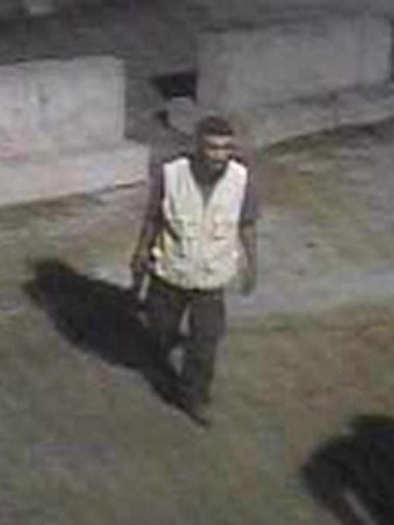 O terceiro homem que aparece nas proximidades da embaixada 