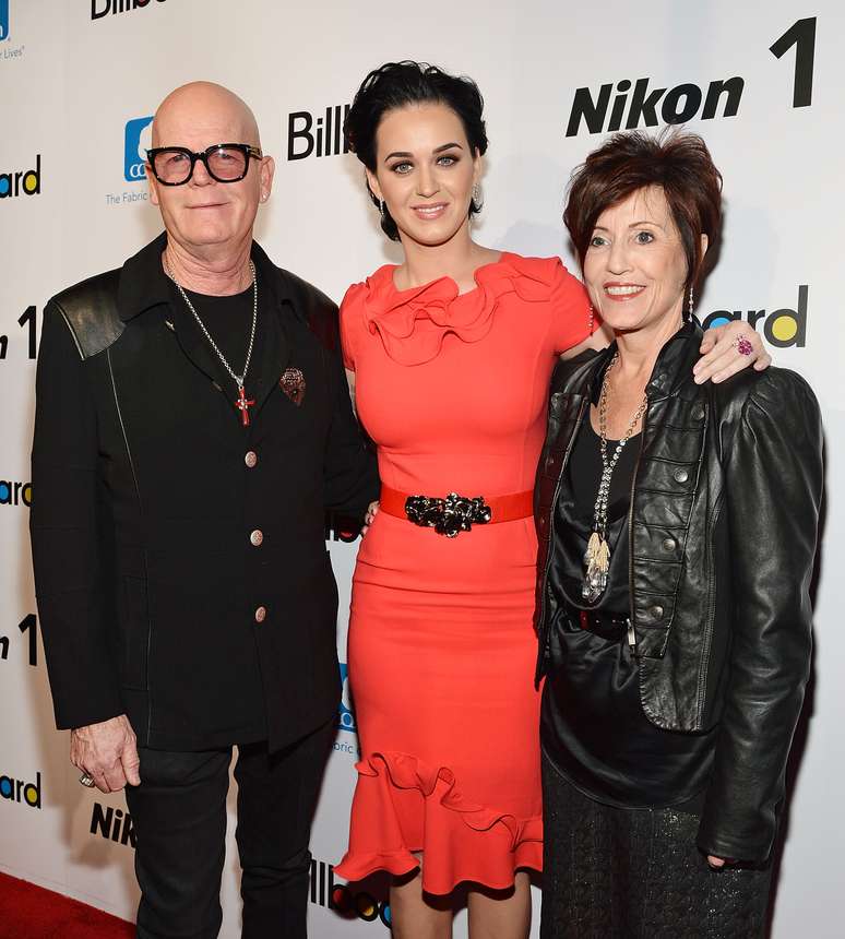 <p>Katy Perry posa com os pais, os pastores Keith e Mary</p>