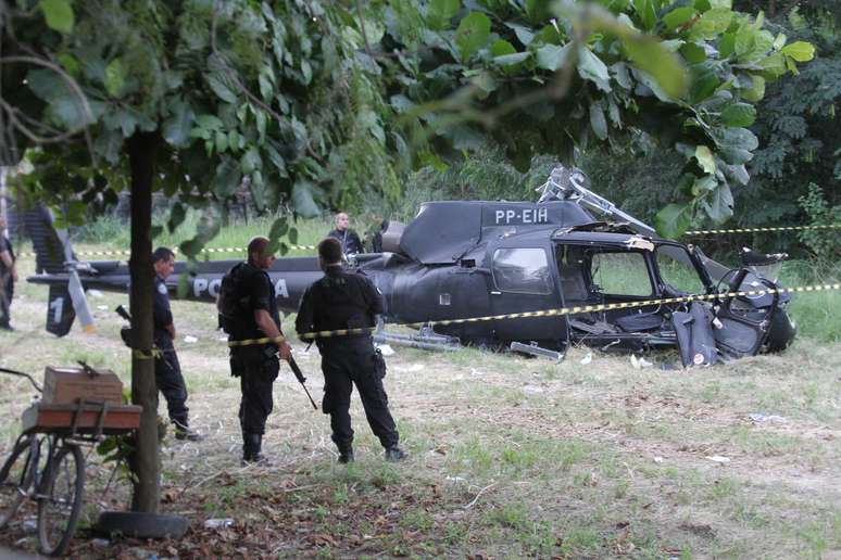 <p>Helicóptero da Polícia Civil do Rio cai durante exercício de treinamento, no Caju, deixando cinco feridos</p>