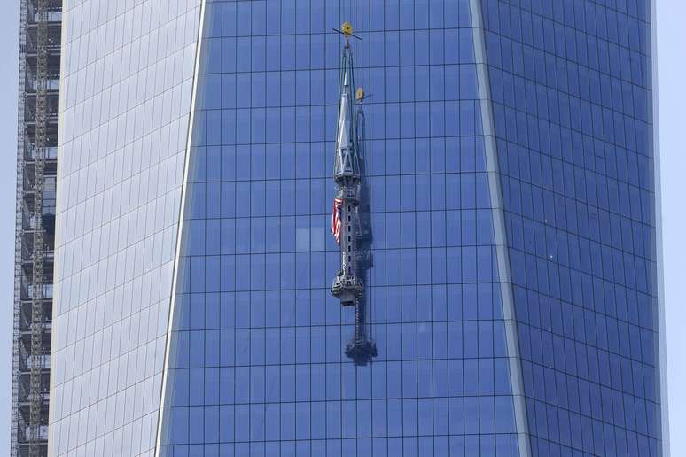 Antena é içada para o topo do novo prédio do World trade Center