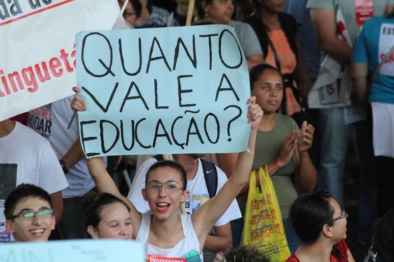 <p>Os educadores da rede estadual de São Paulo estão em greve; entre as reivindicações da categoria está mais segurança nas escolas</p>