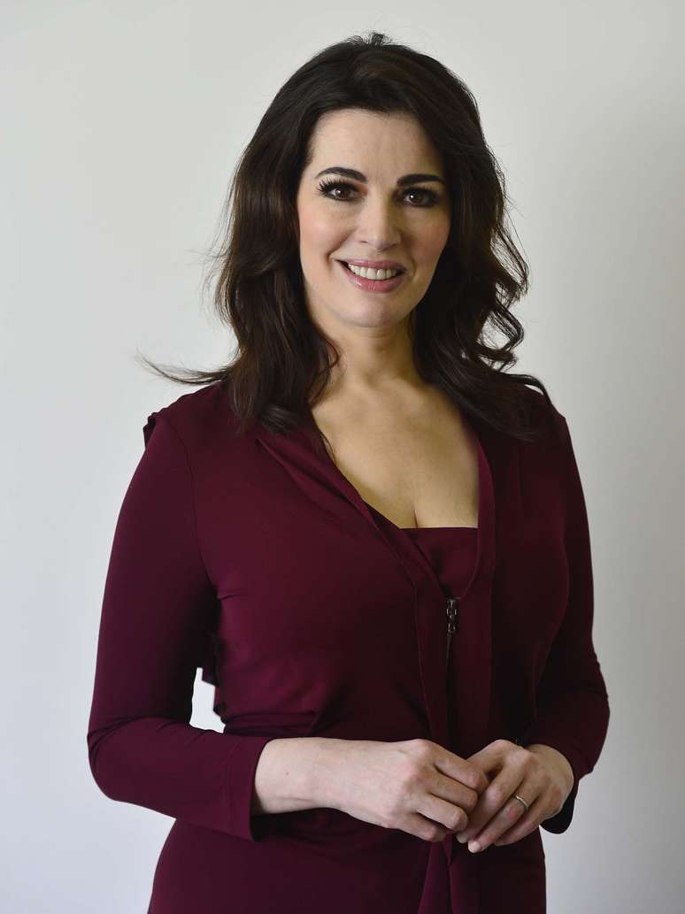 <p>Nigella utiliza a alimentação para manter a pele bonita</p>