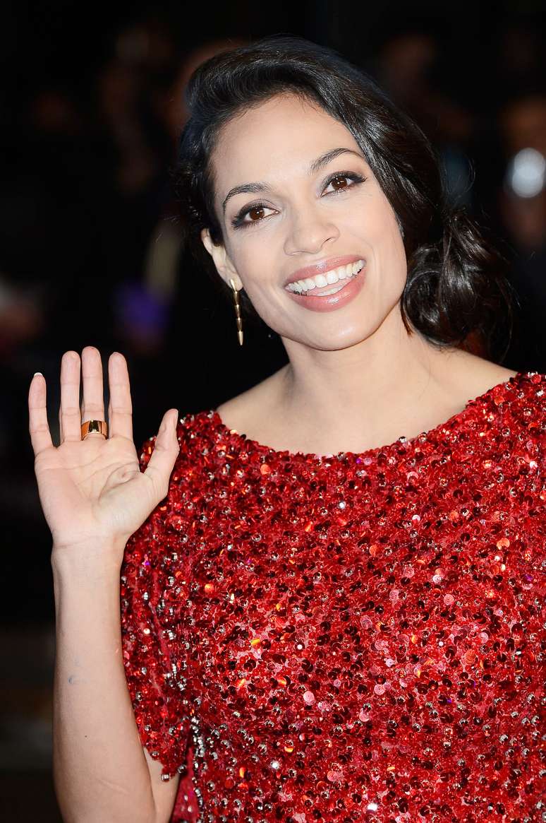 "Estamos todos nus por baixo de nossas roupas", diz Rosario Dawson