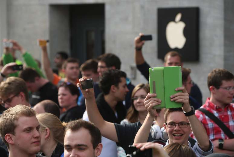 A Apple inaugurou nesta sexta-feira sua primeira loja em Berlim. A Apple Store é a maior da Alemanha e levou uma multidão ao local