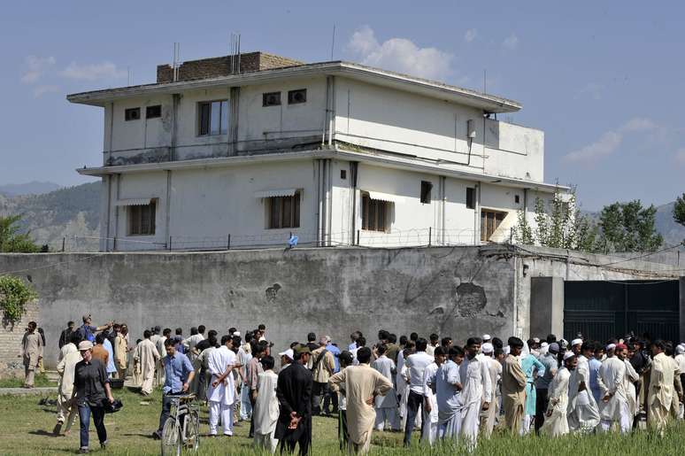 Imagem de 3 de maio de 2011 mostra pessoas ao redor da casa em que Bin Laden foi morto