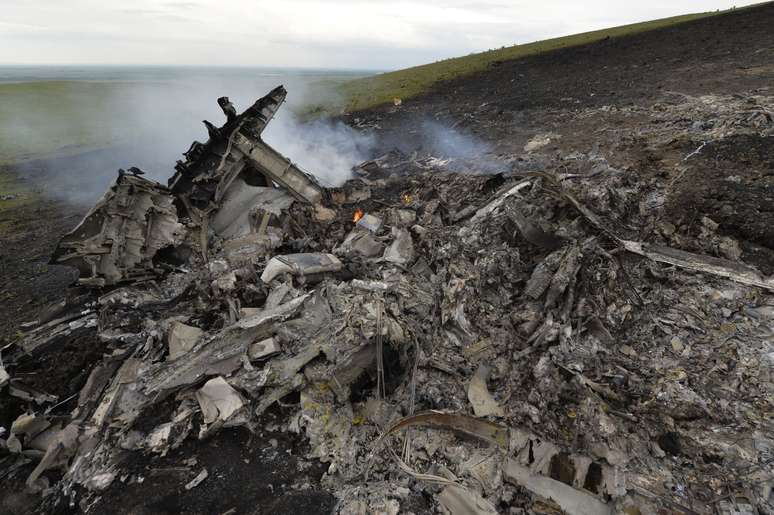 A aeronave pegou fogo no ar, explodiu e caiu