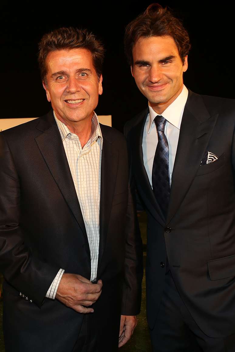 <p>Brad Drewett posa com Roger Federer, atual n&uacute;mero 2 do mundo,&nbsp;no Masters de Xangai de 2012</p>
