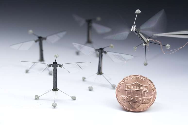 O pequeno robô pesa apenas 80 miligramas e bate as asas 120 vezes por segundo